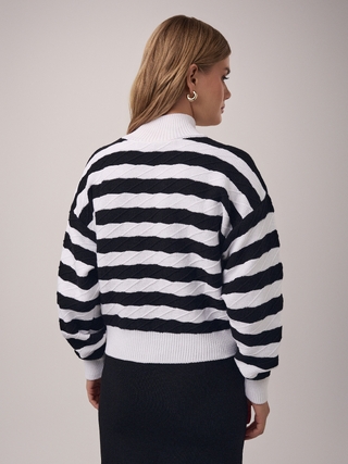 CONTE Укороченный свитер объемного силуэта в полоску LDK 2399