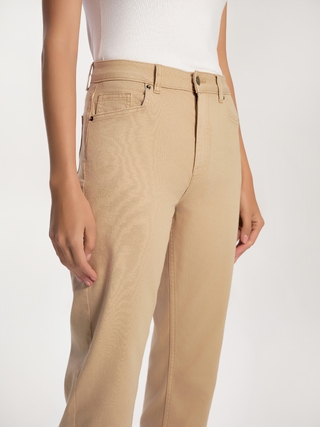 CONTE CON-767 Джинсы straight песочного цвета c геометрическими карманами